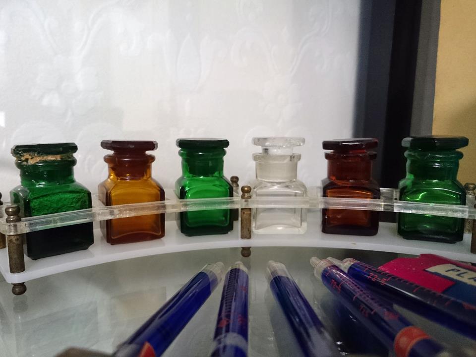 ガラス製の薬品瓶